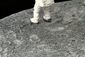 1/48 Apollo 11 Lunar Module "Eagle" w/Astronaut and Diorama Base