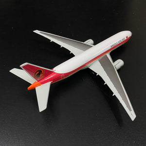 1/400 International Airport series: Portion of Terminal w/Boarding Bridge and TAAG Angola Airlines 777-200