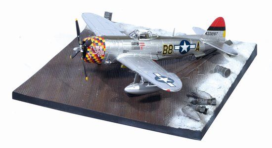 1/72 P-47D-30 Thunderbolt "Five by Five", 362nd FG + Airfield Base